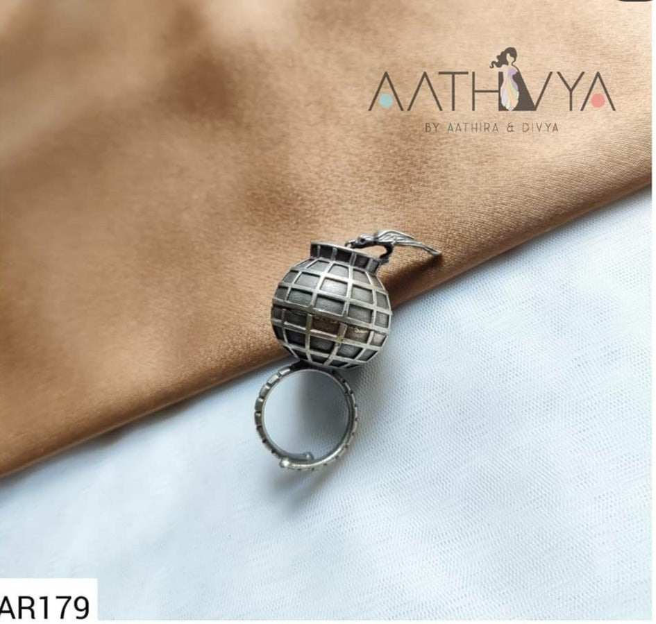 STATEMENT FINGER RING - AR179